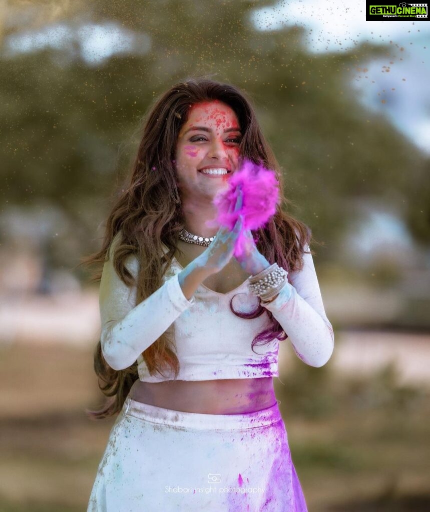 Mahima Nambiar Instagram - Happy holi from me to you 😘 📸 @shabarivalappil #happyholi #colors #festival #holi #happiness