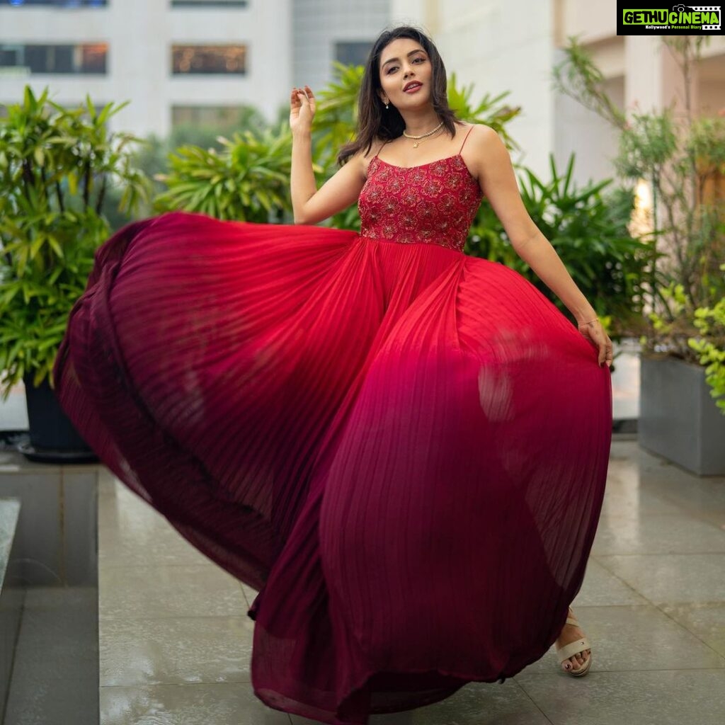 Mahima Nambiar Instagram - #Naadu Promotions Wearing : @sameenasofficial Accessories: @rimliboutique Clicked by : @shotsbyyoga #naadumovie #promotions #actorslife #outfitoftheday #wakeupanddressup #photoshoot #ombre #red #chembarathi