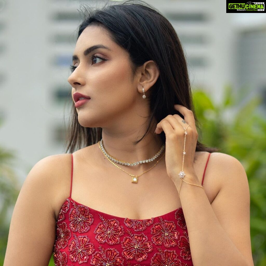 Mahima Nambiar Instagram - #Naadu Promotions Wearing : @sameenasofficial Accessories: @rimliboutique Clicked by : @shotsbyyoga #naadumovie #promotions #actorslife #outfitoftheday #wakeupanddressup #photoshoot #ombre #red #chembarathi