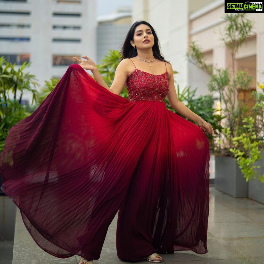 Mahima Nambiar Instagram - #Naadu Promotions Wearing : @sameenasofficial Accessories: @rimliboutique Clicked by : @shotsbyyoga #naadumovie #promotions #actorslife #outfitoftheday #wakeupanddressup #photoshoot #ombre #red #chembarathi