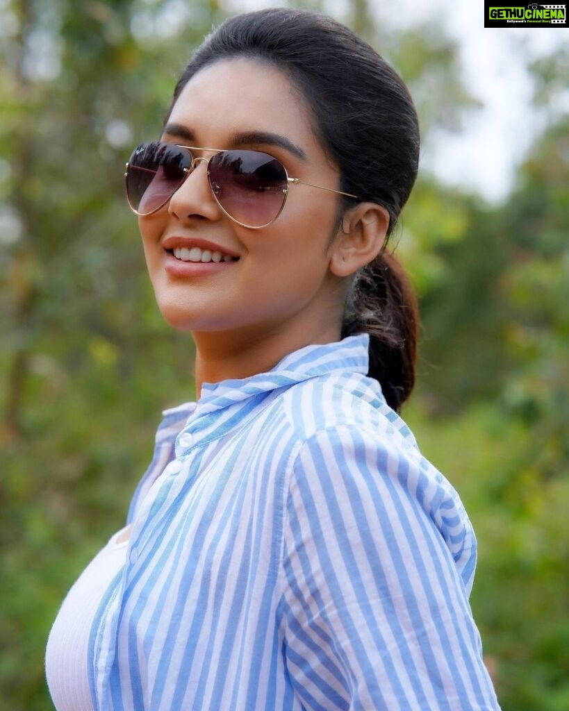 Mahima Nambiar Instagram - 😎 MUA : @pinkyvisal darling 📸: @photos.manju.adithya #shades #loveforshades #randomclick #locationstills #beforeshoot #poser #work #kollimalai