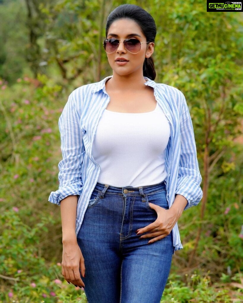 Mahima Nambiar Instagram - 😎 MUA : @pinkyvisal darling 📸: @photos.manju.adithya #shades #loveforshades #randomclick #locationstills #beforeshoot #poser #work #kollimalai