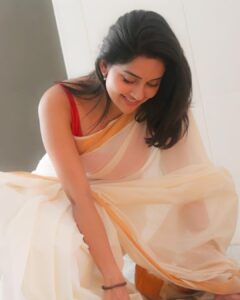 Mahima Nambiar Instagram - And it went like this 🌸

#lateonampost #onam #pookalam #celebrations #familytime