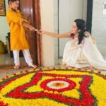 Mahima Nambiar Instagram - And it went like this 🌸 #lateonampost #onam #pookalam #celebrations #familytime