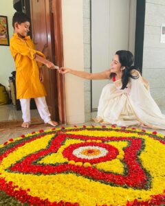 Mahima Nambiar Instagram - And it went like this 🌸

#lateonampost #onam #pookalam #celebrations #familytime