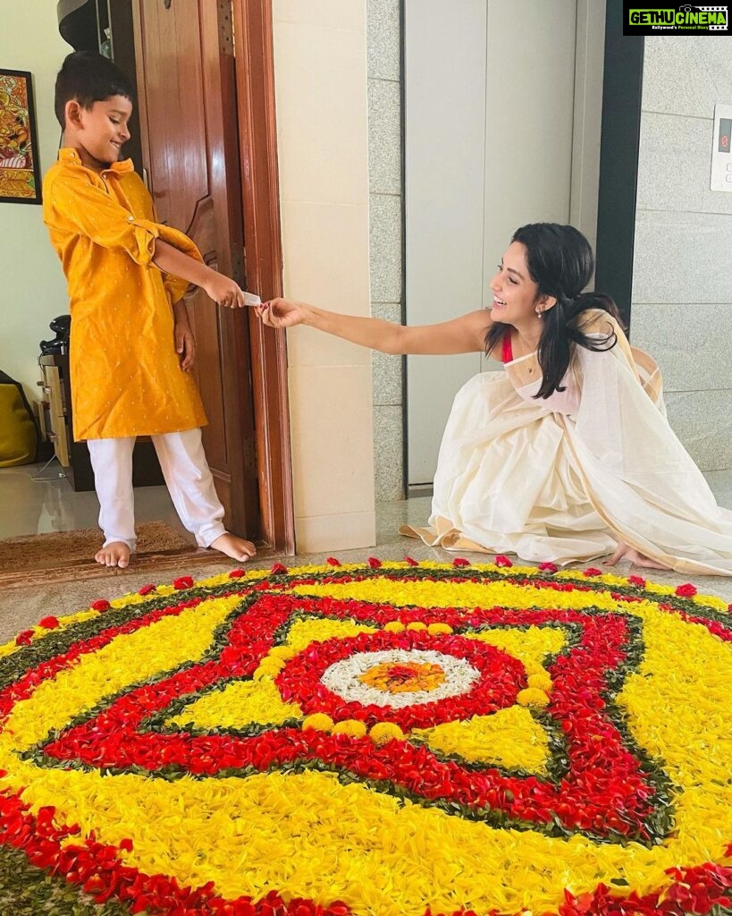 Mahima Nambiar Instagram - And it went like this 🌸 #lateonampost #onam #pookalam #celebrations #familytime