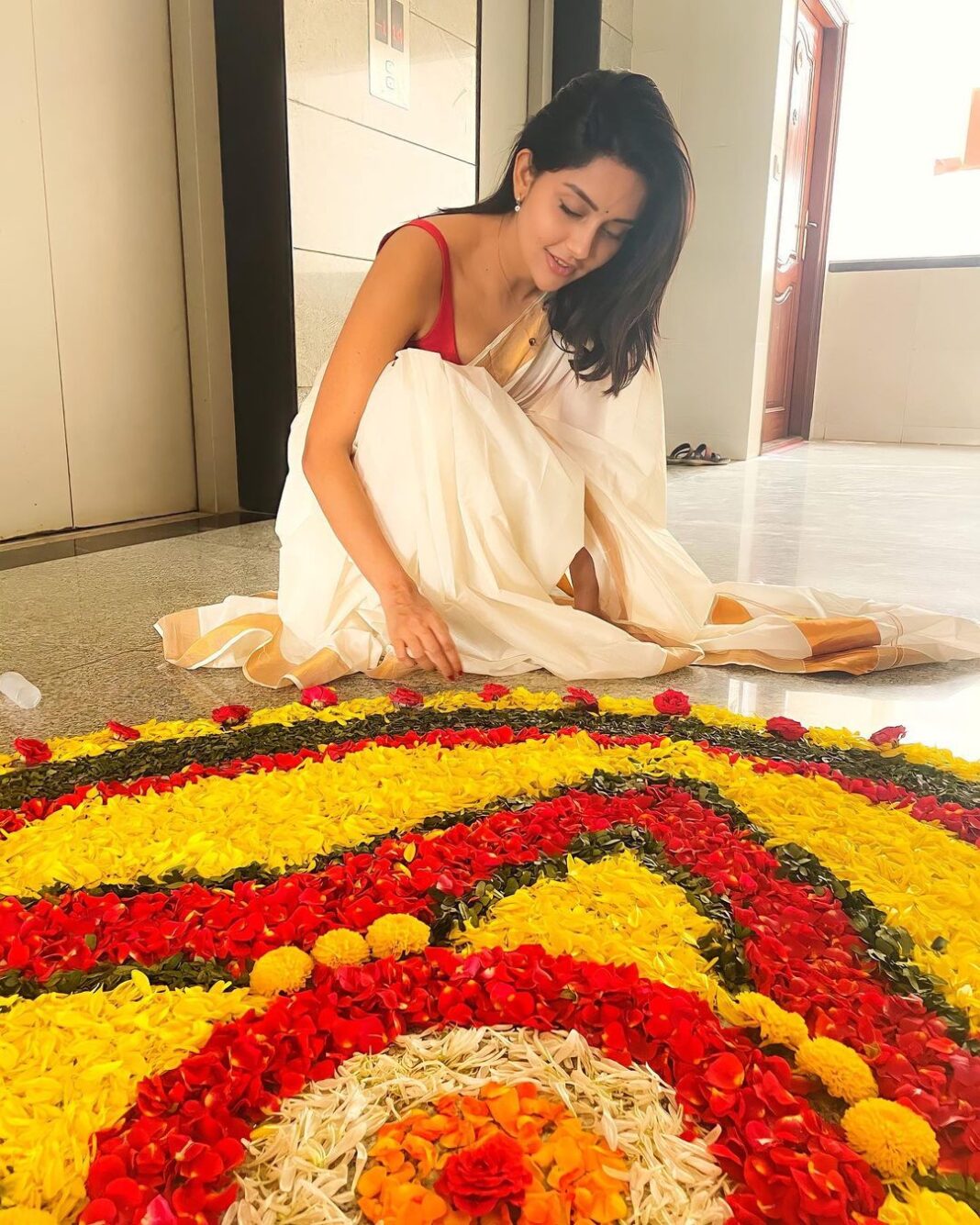 Mahima Nambiar Instagram - And it went like this 🌸 #lateonampost #onam #pookalam #celebrations #familytime