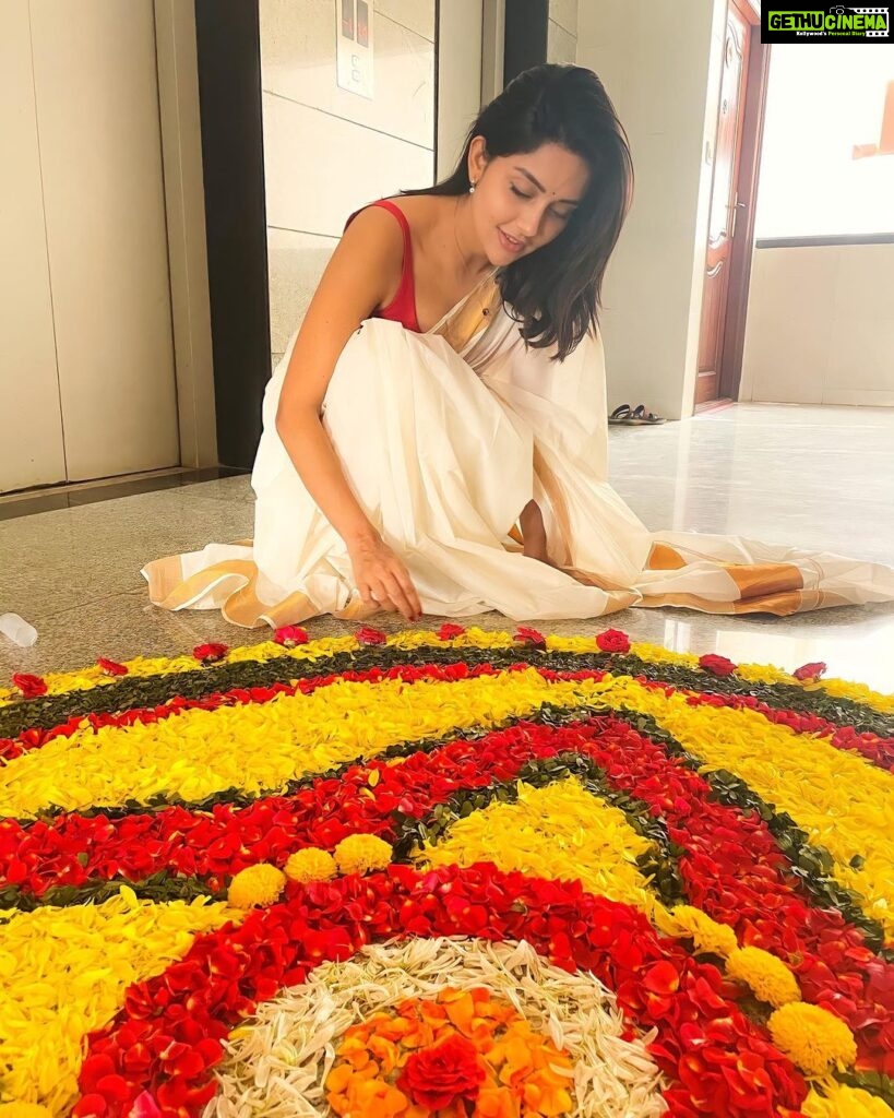 Mahima Nambiar Instagram - And it went like this 🌸 #lateonampost #onam #pookalam #celebrations #familytime