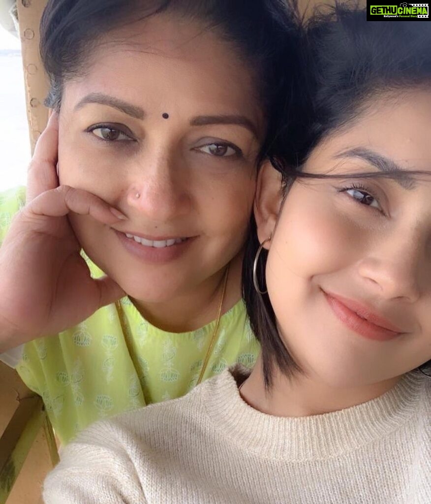 Mahima Nambiar Instagram - Happy birthday Amma ❤ I love you ,I love you , I love you , I love you and I love you . That’s it !! Thank you for being my biggest fan and for always cheering me up.Your support through the years has given me the strength and the confidence to be who I am today. I cannot imagine who I would have been without a fierce woman like you to guide and shape me. Thank you so much! #Birthday #momsbirthday #happybirthdaymom #thankyou #mylifeline #partnerincrime #iloveyou #xeroxcopy