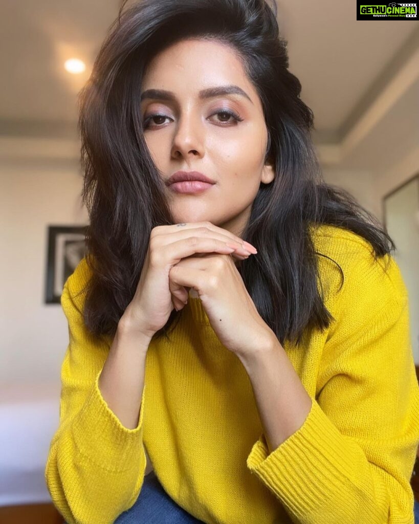 Mahima Nambiar Instagram - “Never ask a girl with winged eyeliner why she’s late.” 💁🏻‍♀️ Hugs to my make up artist @pinkyvisal 💕 #makeup #eyemakeup #naturalsmokeyeye #beforeshootclick #eyespeak #poser #sundaypost #morningvibes #goodhairday