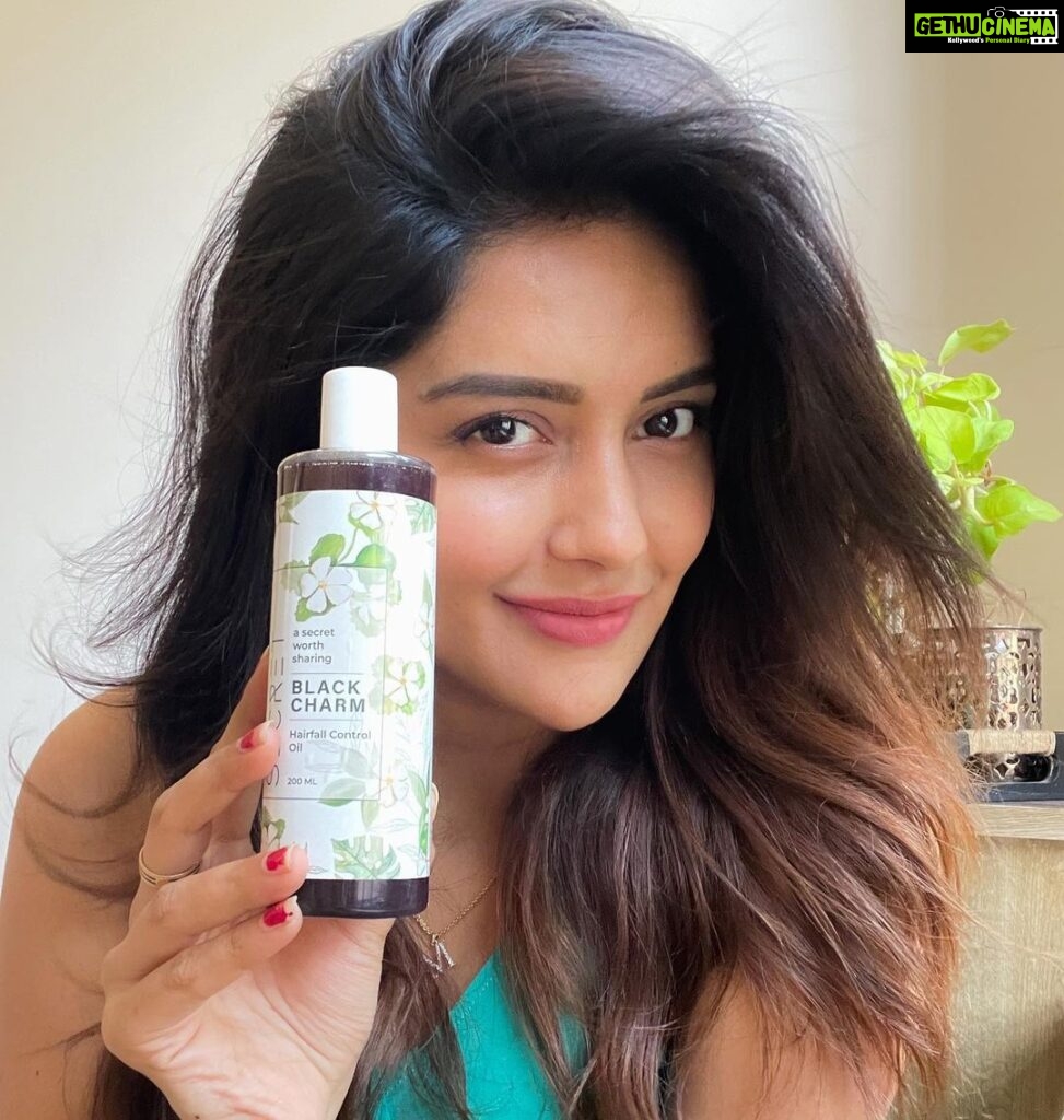 Mahima Nambiar Instagram - With this changing weather conditions, our hair needs some extra care . I was recently introduced to this Black charm from @secrethairoil and I’m in love with it 🤩. It’s a one stop solution to most of your hair related issues and it comes with the goodness of Brahmi, bhringraj, Amal etc . Cheers to good hair days ✌🏻 #ad #secrethairoil #blackcharm #secrethaircare #organic #hairoil #haircare