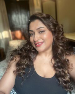 Malavika Instagram - I’m a Queen crowded in my own curls ✨♥️