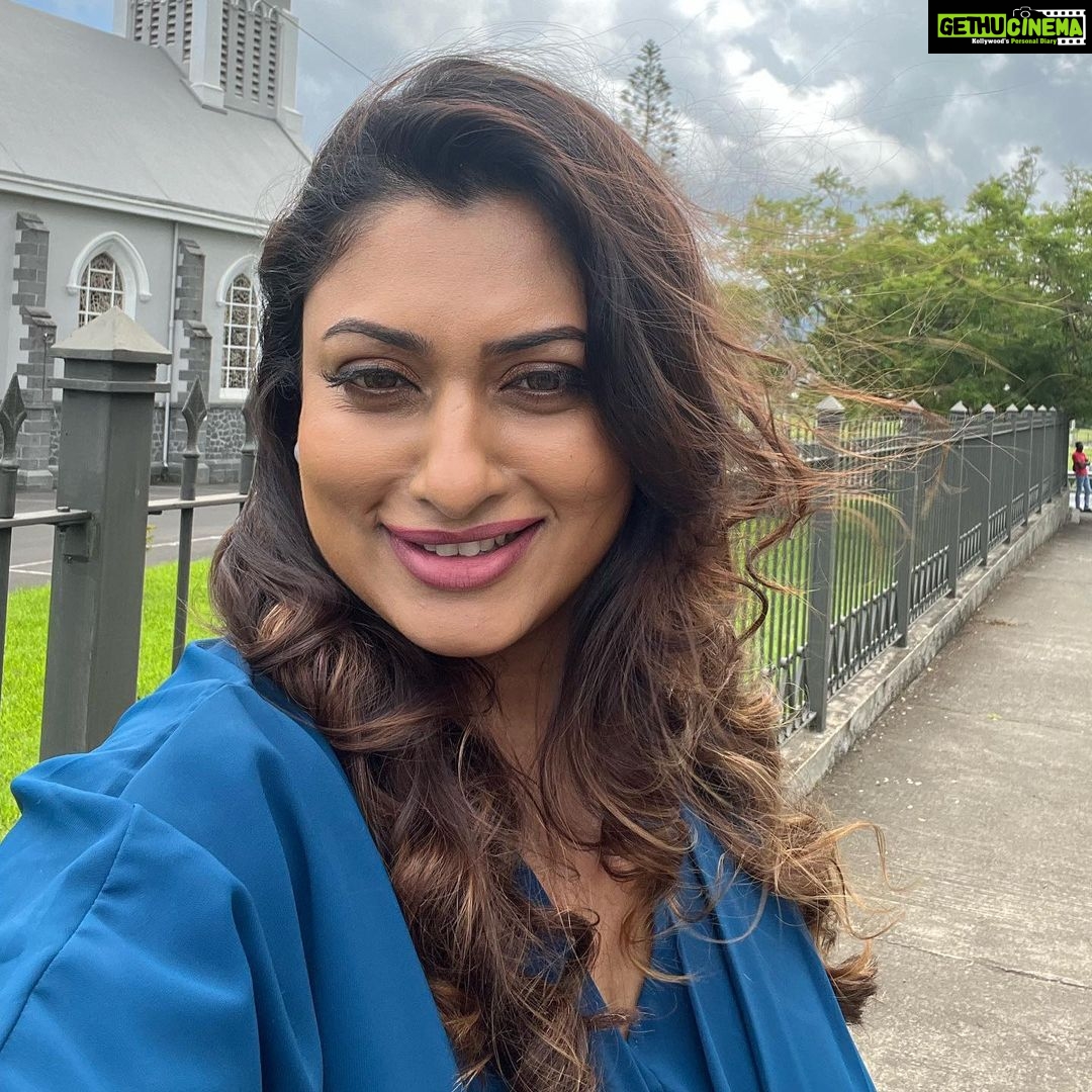 Malavika Instagram - Millions are Counting Billions are Watching #MMBB #Starwar Is Trending #ThanksFor2Million #Golmaal To watch the video, click on the link in the bio💃 @actorjiiva #Mirchishiva @priyankapdeshpande @sivaangi.krish @ijaguarstudios @vinodjain.b @ranjithkg @ponkumarandirector @naresh_producer @aruldevofficial @rgirishs07 @tipstamilofficial @kumartaurani @praveenkaushal08 @sharanyalouis @onlynikil #nm @rajputpaayal @hope.Tanya @editorvdonbosco @paressh_prabhakar_shirodkar Mauritius