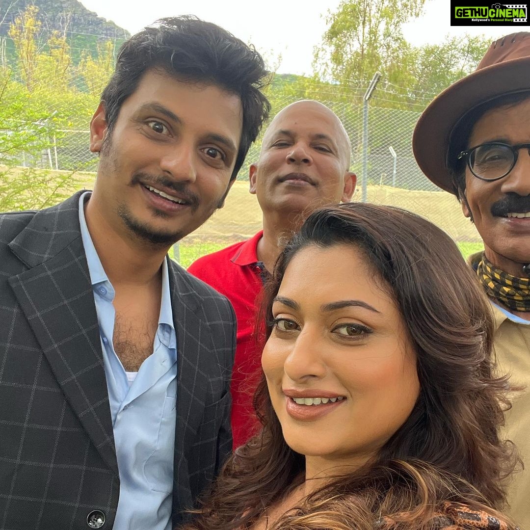 Malavika Instagram - Millions are Counting Billions are Watching #MMBB #Starwar Is Trending #ThanksFor2Million #Golmaal To watch the video, click on the link in the bio💃 @actorjiiva #Mirchishiva @priyankapdeshpande @sivaangi.krish @ijaguarstudios @vinodjain.b @ranjithkg @ponkumarandirector @naresh_producer @aruldevofficial @rgirishs07 @tipstamilofficial @kumartaurani @praveenkaushal08 @sharanyalouis @onlynikil #nm @rajputpaayal @hope.Tanya @editorvdonbosco @paressh_prabhakar_shirodkar Mauritius