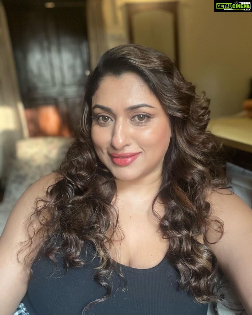 Malavika Instagram - I’m a Queen crowded in my own curls ✨♥