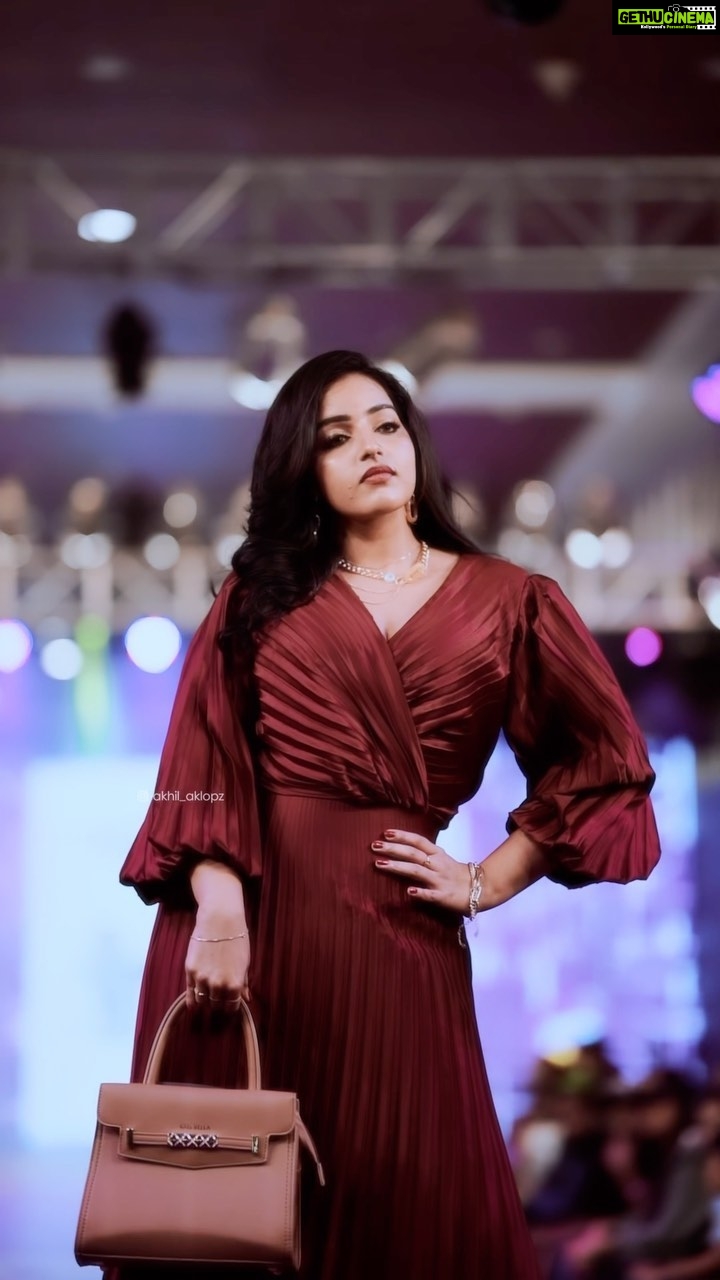 Malavika Menon Instagram - Style is a way to say who you are without having to speak - Rachel Zoe. ♥️🤗♥️✨💄👜 Shot @akhil.aklopz Calicut, India