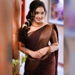 Malavika Menon Instagram - Six yards of pure elegance ♥️🤎🤎🤎 Mua @oniro_beautysalon Shot @anshad_rawpics @rawpicsphotography #saree #elegance #photography #malavika #cine #cinema #brown #colors #mullapoo