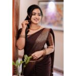 Malavika Menon Instagram - Six yards of pure elegance ♥️🤎🤎🤎 Mua @oniro_beautysalon Shot @anshad_rawpics @rawpicsphotography #saree #elegance #photography #malavika #cine #cinema #brown #colors #mullapoo