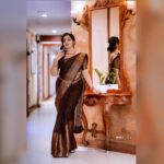 Malavika Menon Instagram - Six yards of pure elegance ♥️🤎🤎🤎 Mua @oniro_beautysalon Shot @anshad_rawpics @rawpicsphotography #saree #elegance #photography #malavika #cine #cinema #brown #colors #mullapoo
