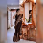 Malavika Menon Instagram - Six yards of pure elegance ♥️🤎🤎🤎 Mua @oniro_beautysalon Shot @anshad_rawpics @rawpicsphotography #saree #elegance #photography #malavika #cine #cinema #brown #colors #mullapoo