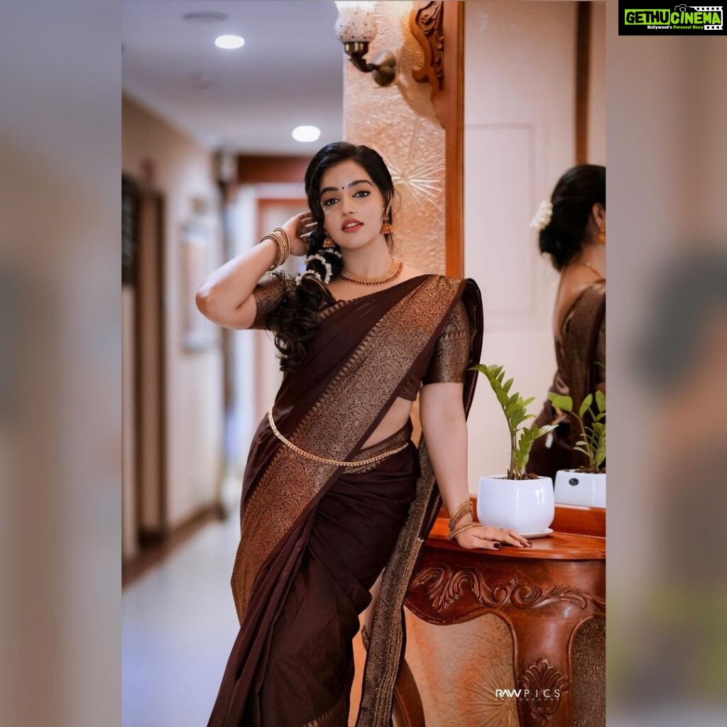 Malavika Menon Instagram - Six yards of pure elegance ♥️🤎🤎🤎 Mua @oniro_beautysalon Shot @anshad_rawpics @rawpicsphotography #saree #elegance #photography #malavika #cine #cinema #brown #colors #mullapoo