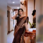 Malavika Menon Instagram - Six yards of pure elegance ♥️🤎🤎🤎 Mua @oniro_beautysalon Shot @anshad_rawpics @rawpicsphotography #saree #elegance #photography #malavika #cine #cinema #brown #colors #mullapoo