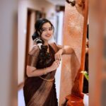 Malavika Menon Instagram - Six yards of pure elegance ♥️🤎🤎🤎 Mua @oniro_beautysalon Shot @anshad_rawpics @rawpicsphotography #saree #elegance #photography #malavika #cine #cinema #brown #colors #mullapoo