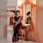 Malavika Menon Instagram - Six yards of pure elegance ♥️🤎🤎🤎 Mua @oniro_beautysalon Shot @anshad_rawpics @rawpicsphotography #saree #elegance #photography #malavika #cine #cinema #brown #colors #mullapoo