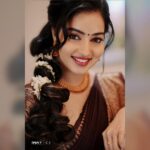 Malavika Menon Instagram - Six yards of pure elegance ♥️🤎🤎🤎 Mua @oniro_beautysalon Shot @anshad_rawpics @rawpicsphotography #saree #elegance #photography #malavika #cine #cinema #brown #colors #mullapoo