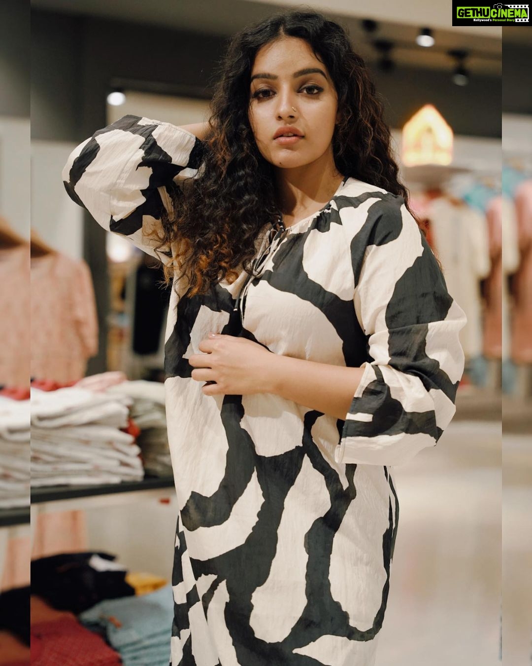 Malavika Menon Instagram - Rare✨❤️unique✨🌈mannequin 😄 Mua @sreegeshvasan_makeupartist Thanku @promy1982 @vanithya for this comfy wear😍 Capture @ansari__nassar