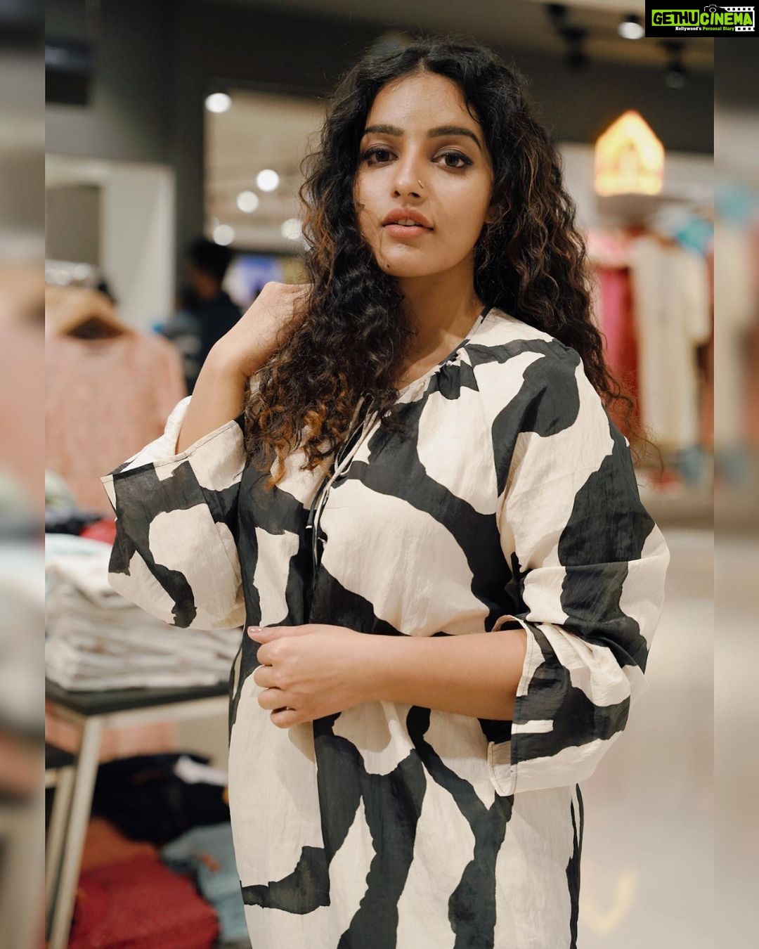 Malavika Menon Instagram - Rare✨❤️unique✨🌈mannequin 😄 Mua @sreegeshvasan_makeupartist Thanku @promy1982 @vanithya for this comfy wear😍 Capture @ansari__nassar