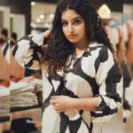 Malavika Menon Instagram - Rare✨❤️unique✨🌈mannequin 😄 Mua @sreegeshvasan_makeupartist Thanku @promy1982 @vanithya for this comfy wear😍 Capture @ansari__nassar