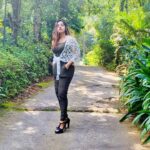 Malavika Menon Instagram - There is something infinitely healing in the repeated refrains of nature… the assurance that dawn comes after night, and spring after winter💚🌿🍃🌳🥝🥬-Rachel Carson Wearing @swayamvarasilksindia #malavikamenon #mm #nature #green #love #grateful #present