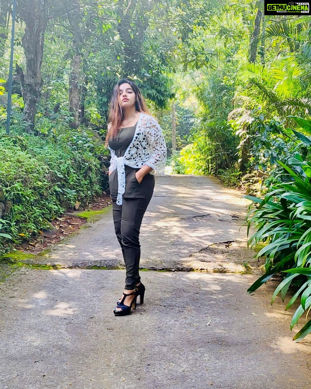 Malavika Menon Instagram - There is something infinitely healing in the repeated refrains of nature… the assurance that dawn comes after night, and spring after winter💚🌿🍃🌳🥝🥬-Rachel Carson Wearing @swayamvarasilksindia #malavikamenon #mm #nature #green #love #grateful #present