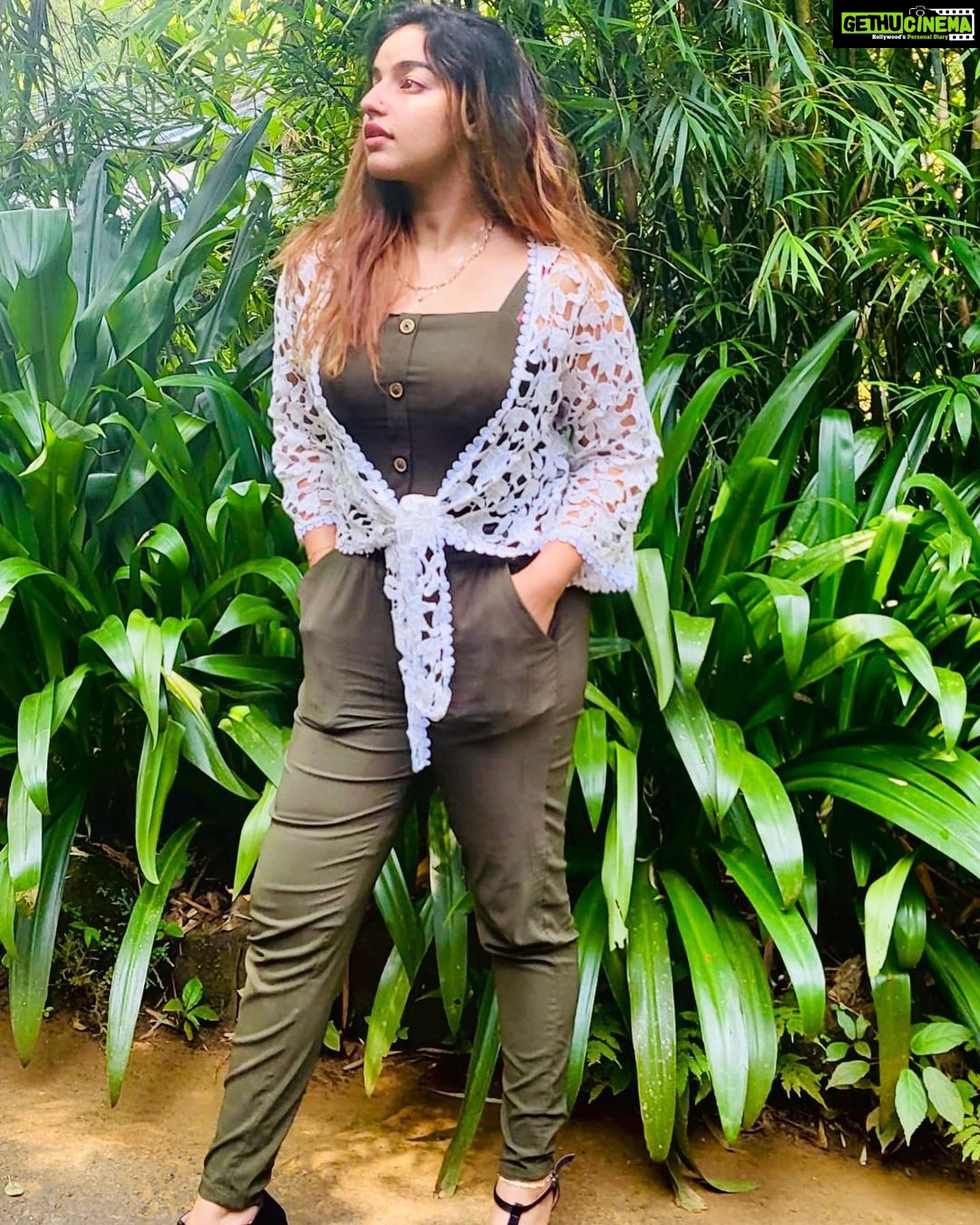 Malavika Menon Instagram - There is something infinitely healing in the repeated refrains of nature… the assurance that dawn comes after night, and spring after winter💚🌿🍃🌳🥝🥬-Rachel Carson Wearing @swayamvarasilksindia #malavikamenon #mm #nature #green #love #grateful #present