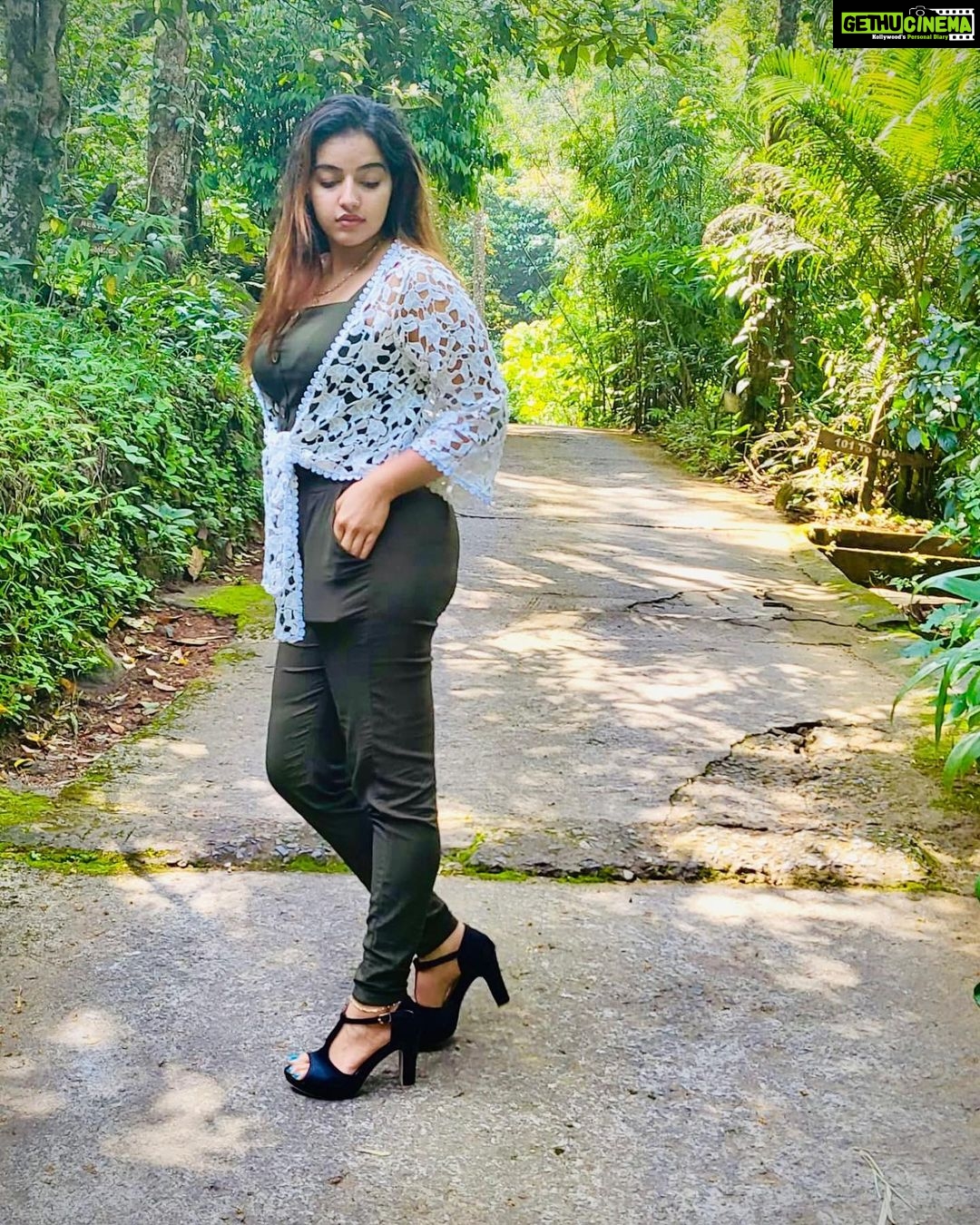 Malavika Menon Instagram - There is something infinitely healing in the repeated refrains of nature… the assurance that dawn comes after night, and spring after winter💚🌿🍃🌳🥝🥬-Rachel Carson Wearing @swayamvarasilksindia #malavikamenon #mm #nature #green #love #grateful #present