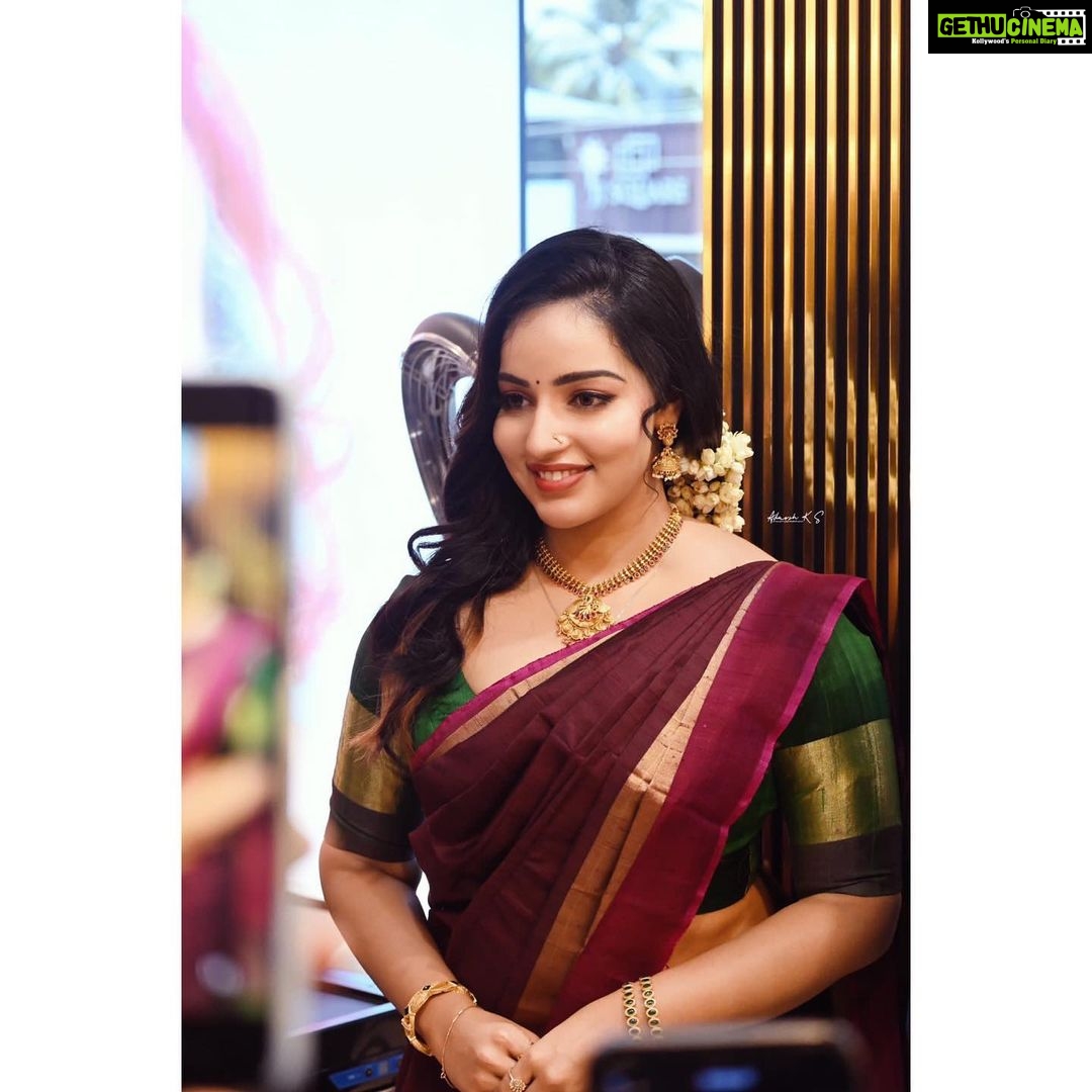 Malavika Menon Instagram - Today❤️💚 Shot @adarsh.k.s Jewelry @alameen_fashion_jewels Mua @nilesh_biju Hair @dee_pzz_