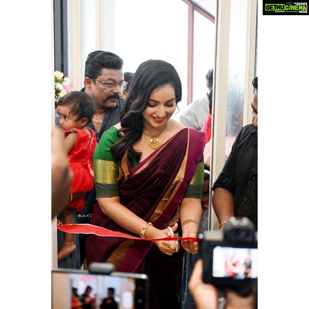 Malavika Menon Instagram - Today❤️💚 Shot @adarsh.k.s Jewelry @alameen_fashion_jewels Mua @nilesh_biju Hair @dee_pzz_