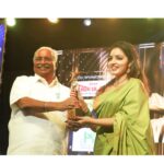 Malavika Menon Instagram - പതിനഞ്ചാമത് രാമു കാര്യാട്ട് അവാർഡ് നിശയിൽ ജനപ്രിയ നടിയ്ക്കുള്ള അംഗീകാരം സമ്മാനിച്ചതിന് ജനകീയ സൗഹൃദവേദി സംഘാടകർക്ക് എന്റെ നന്ദിയും, സ്നേഹവും അറിയിക്കുന്നു!✨🌸🙏 Pc @nithinnarayanan_ Best wishes to @2gathereventss 👍🏻