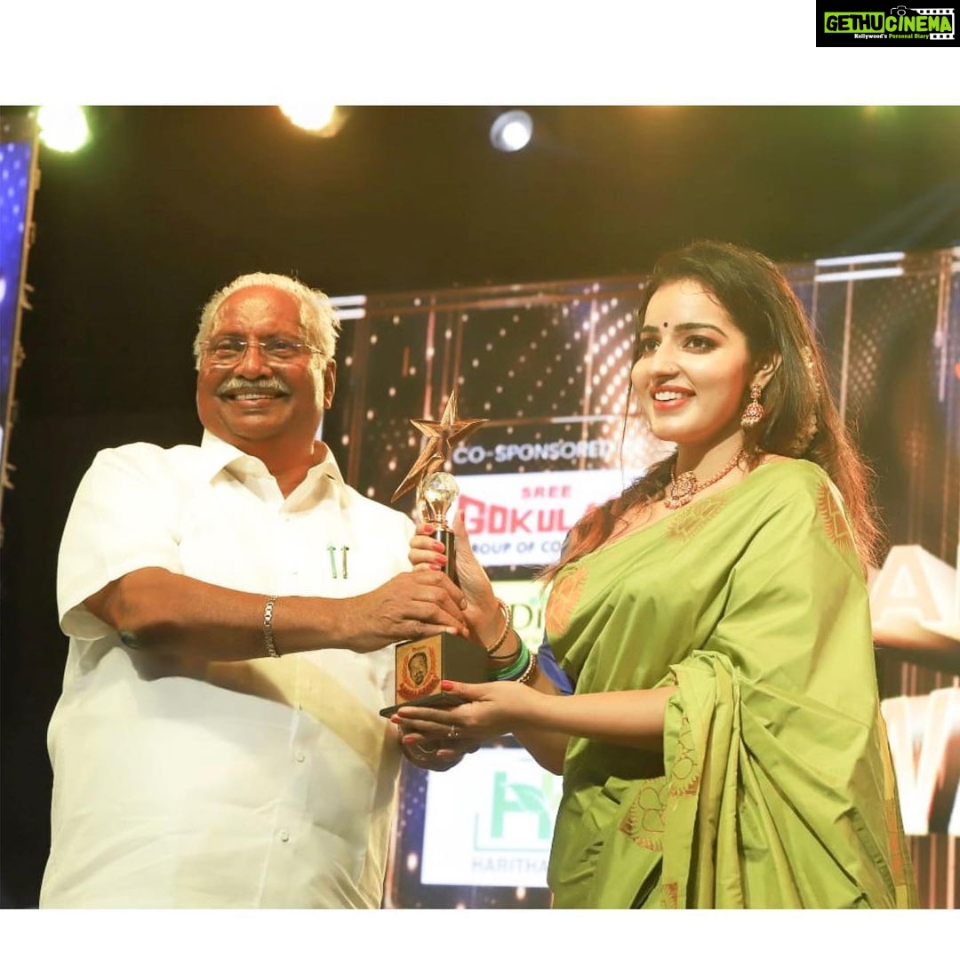 Malavika Menon Instagram - പതിനഞ്ചാമത് രാമു കാര്യാട്ട് അവാർഡ് നിശയിൽ ജനപ്രിയ നടിയ്ക്കുള്ള അംഗീകാരം സമ്മാനിച്ചതിന് ജനകീയ സൗഹൃദവേദി സംഘാടകർക്ക് എന്റെ നന്ദിയും, സ്നേഹവും അറിയിക്കുന്നു!✨🌸🙏 Pc @nithinnarayanan_ Best wishes to @2gathereventss 👍🏻