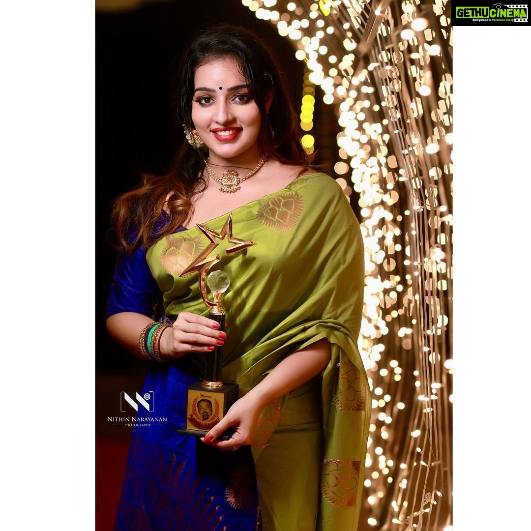 Malavika Menon Instagram - പതിനഞ്ചാമത് രാമു കാര്യാട്ട് അവാർഡ് നിശയിൽ ജനപ്രിയ നടിയ്ക്കുള്ള അംഗീകാരം സമ്മാനിച്ചതിന് ജനകീയ സൗഹൃദവേദി സംഘാടകർക്ക് എന്റെ നന്ദിയും, സ്നേഹവും അറിയിക്കുന്നു!✨🌸🙏 Pc @nithinnarayanan_ Best wishes to @2gathereventss 👍🏻
