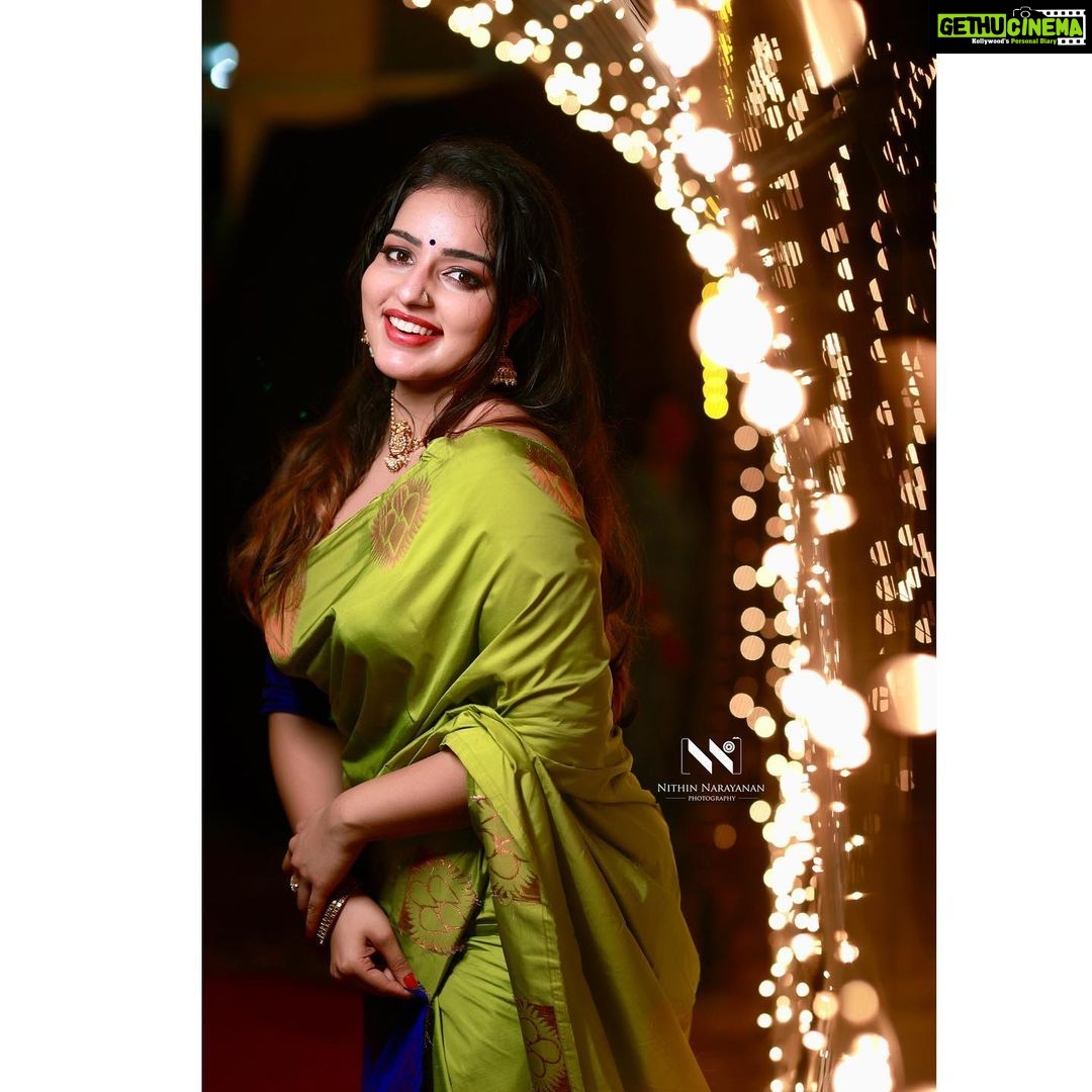 Malavika Menon Instagram - പതിനഞ്ചാമത് രാമു കാര്യാട്ട് അവാർഡ് നിശയിൽ ജനപ്രിയ നടിയ്ക്കുള്ള അംഗീകാരം സമ്മാനിച്ചതിന് ജനകീയ സൗഹൃദവേദി സംഘാടകർക്ക് എന്റെ നന്ദിയും, സ്നേഹവും അറിയിക്കുന്നു!✨🌸🙏 Pc @nithinnarayanan_ Best wishes to @2gathereventss 👍🏻