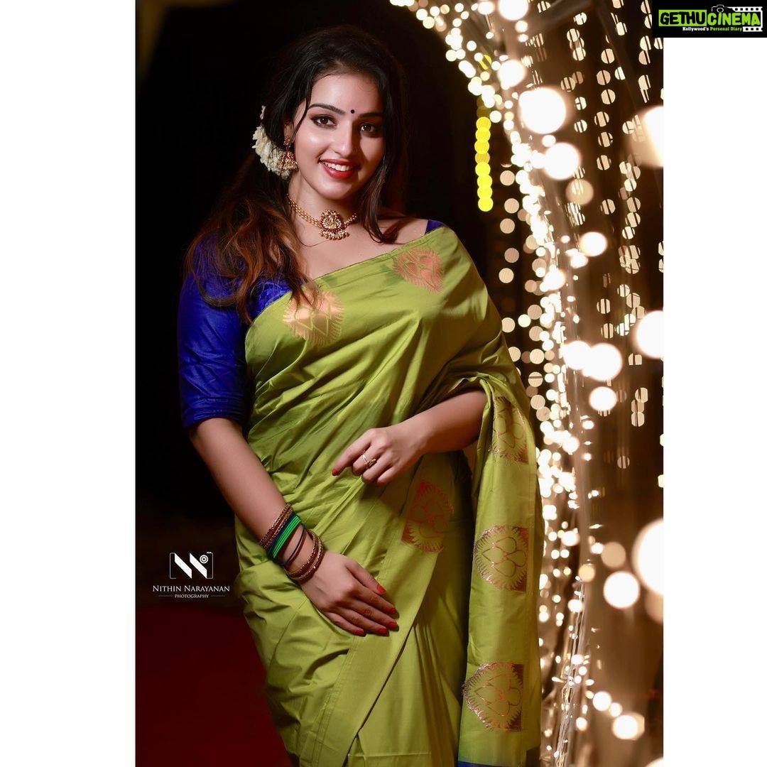 Malavika Menon Instagram - പതിനഞ്ചാമത് രാമു കാര്യാട്ട് അവാർഡ് നിശയിൽ ജനപ്രിയ നടിയ്ക്കുള്ള അംഗീകാരം സമ്മാനിച്ചതിന് ജനകീയ സൗഹൃദവേദി സംഘാടകർക്ക് എന്റെ നന്ദിയും, സ്നേഹവും അറിയിക്കുന്നു!✨🌸🙏 Pc @nithinnarayanan_ Best wishes to @2gathereventss 👍🏻