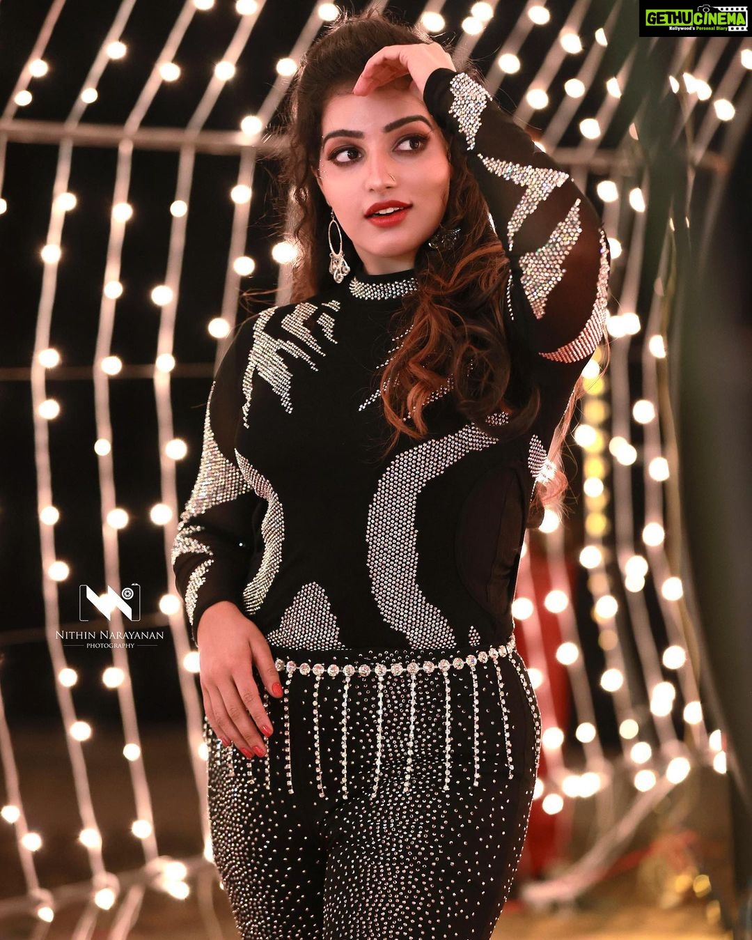 Malavika Menon Instagram - #photography #performance #bollywoodsongs #dancelikenooneiswatching ✨ Pc @nithinnarayanan_ Mua @smart_fashions_world @magik_makeover