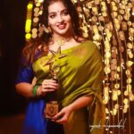 Malavika Menon Instagram - പതിനഞ്ചാമത് രാമു കാര്യാട്ട് അവാർഡ് നിശയിൽ ജനപ്രിയ നടിയ്ക്കുള്ള അംഗീകാരം സമ്മാനിച്ചതിന് ജനകീയ സൗഹൃദവേദി സംഘാടകർക്ക് എന്റെ നന്ദിയും, സ്നേഹവും അറിയിക്കുന്നു! Thanku gokulam gopaalan sir Thanku Pramod pappan cheta✨✨✨☺️🙏❤️ Clicks @sajeesh_blackstone @jishnu_picyard #ramukaryattaward #kazhibrambeachfestival