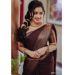 Malavika Menon Instagram - Six yards of pure elegance ♥️🤎🤎🤎 Mua @oniro_beautysalon Shot @anshad_rawpics @rawpicsphotography #saree #elegance #photography #malavika #cine #cinema #brown #colors #mullapoo