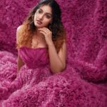 Malavika Menon Instagram - Lost in the day dream ✨❤️💜💙🤍 Shot @arun_payyadimeethal Mua @sreegeshvasan_makeupartist Attire @damanz.designs #just #dreamy #daydreaming #pink #mua #styling #photography