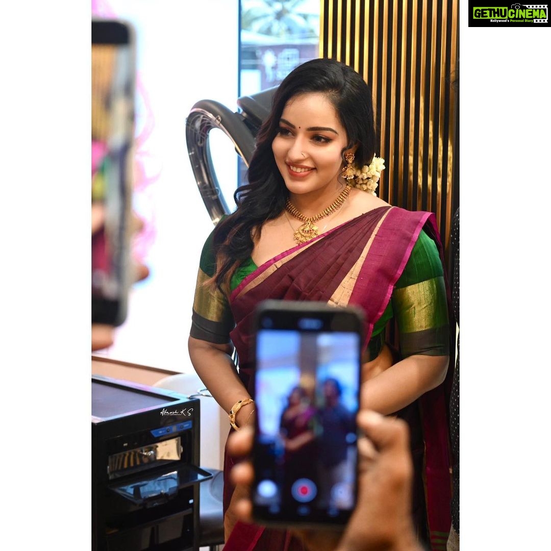 Malavika Menon Instagram - Today❤️💚 Shot @adarsh.k.s Jewelry @alameen_fashion_jewels Mua @nilesh_biju Hair @dee_pzz_
