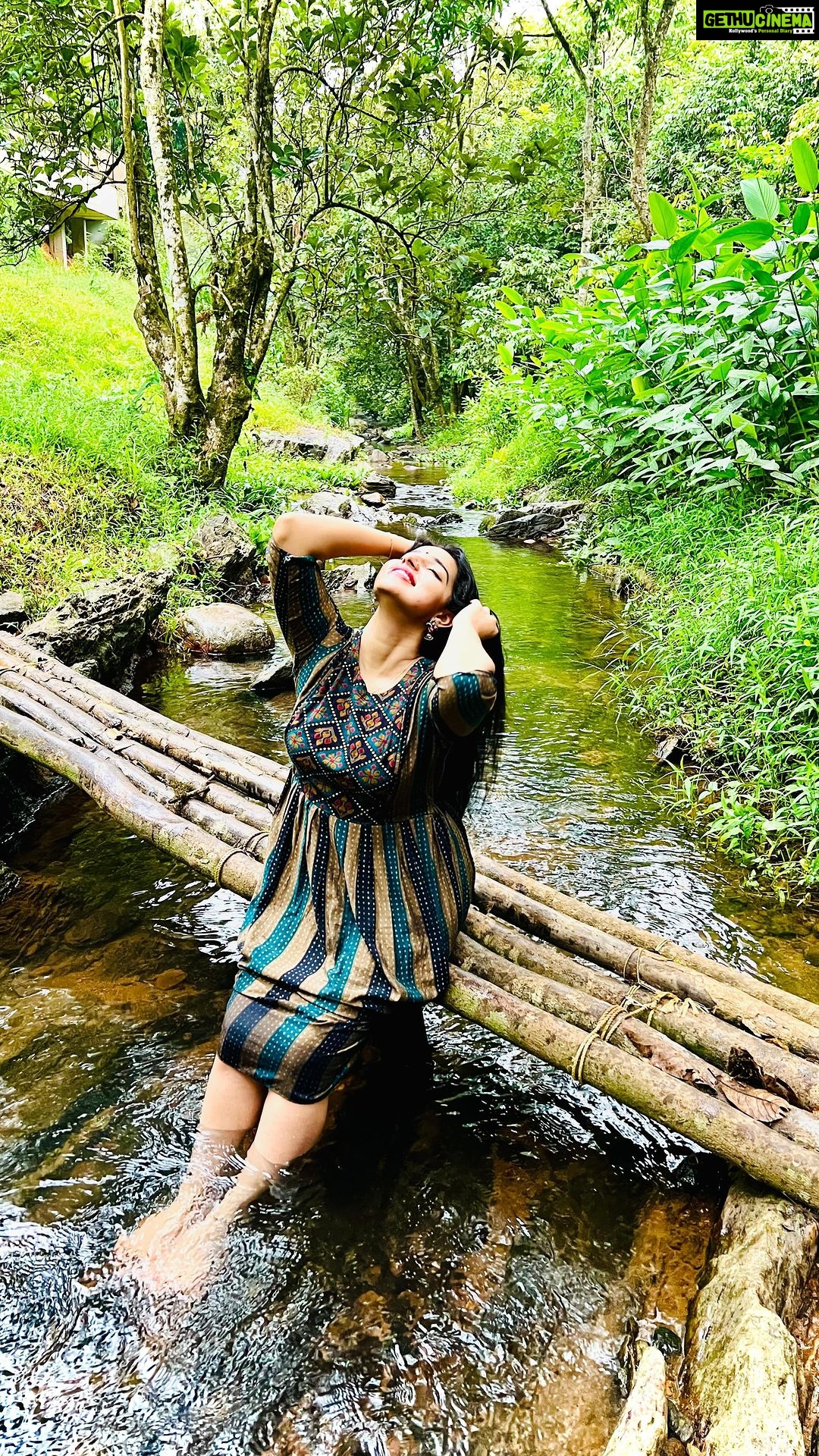 Malavika Menon Instagram - Pranayamani thooval kozhiyum….😍🍃🌧️