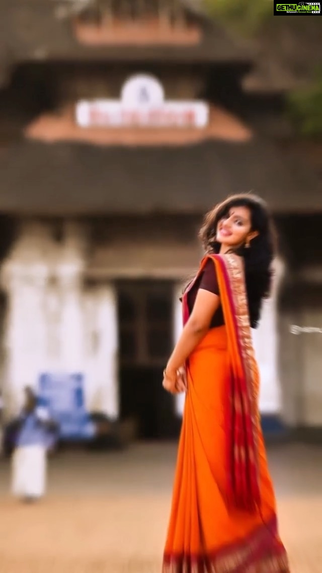 Malavika Menon Instagram - പൂരങ്ങടെ ഇ പൂരങ്ങടെ ….😄😅❤️ എല്ലാ പൂരപ്രേമികൾക്കും എന്റെ തൃശ്ശൂർപ്പൂരം ആശംസകൾ 💥🔥❤️😍🐘⚡️☄️🌟—— ഒരു തൃശ്ശൂർകാരി❤️😍💥